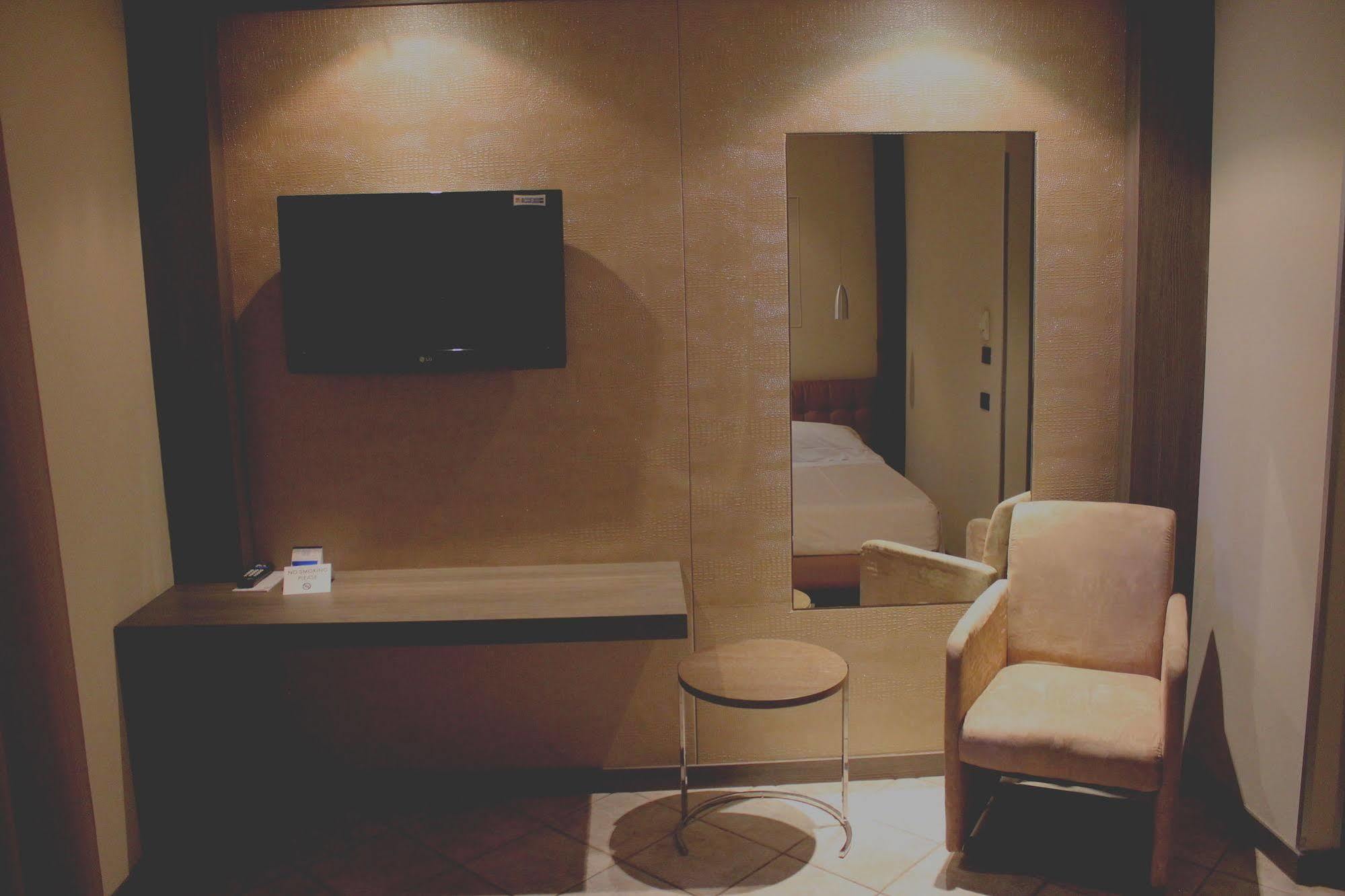 Hotel Due Pini フォルミージネ エクステリア 写真