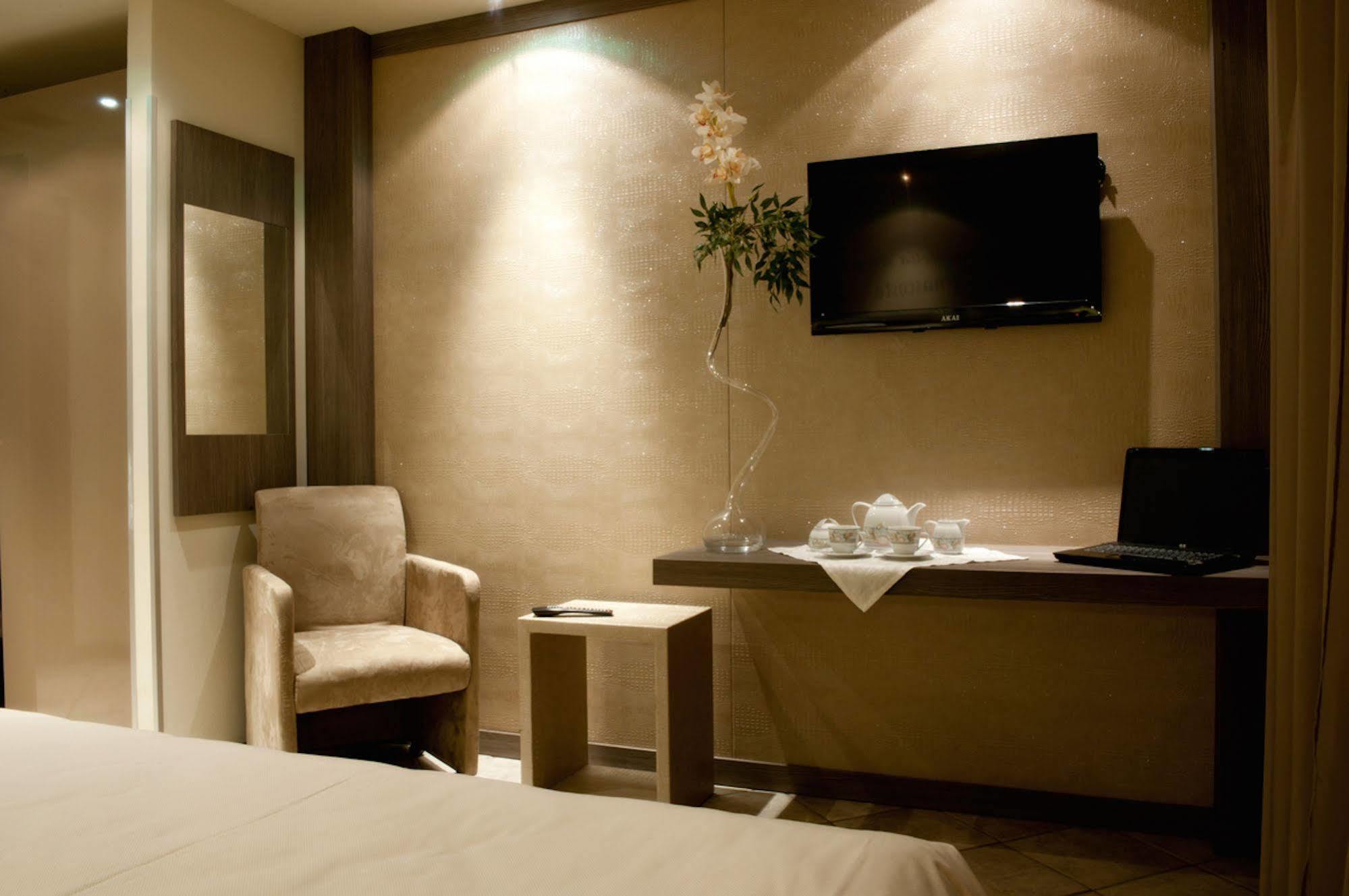 Hotel Due Pini フォルミージネ エクステリア 写真
