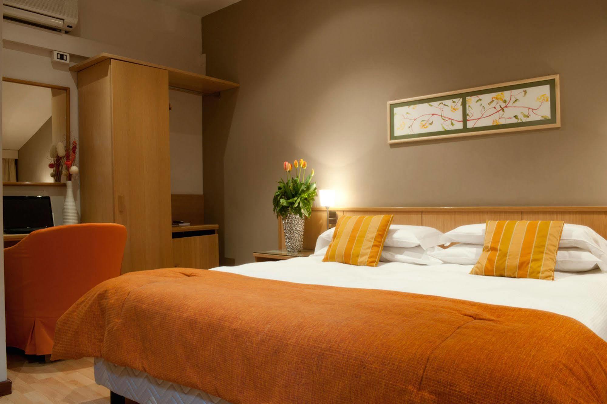 Hotel Due Pini フォルミージネ エクステリア 写真