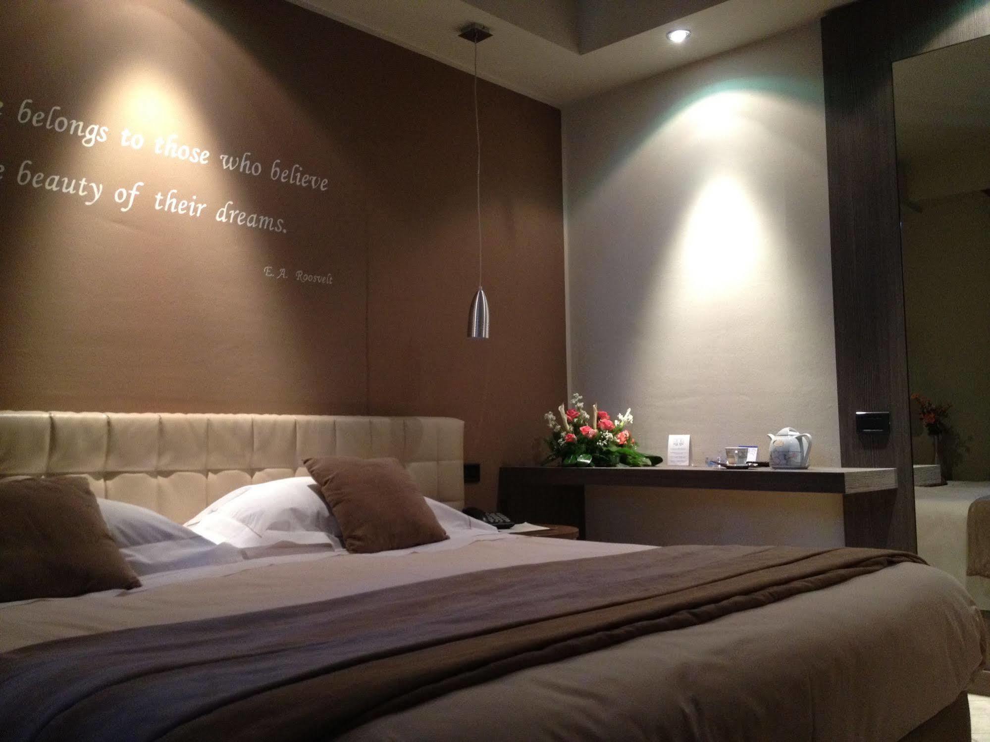 Hotel Due Pini フォルミージネ エクステリア 写真