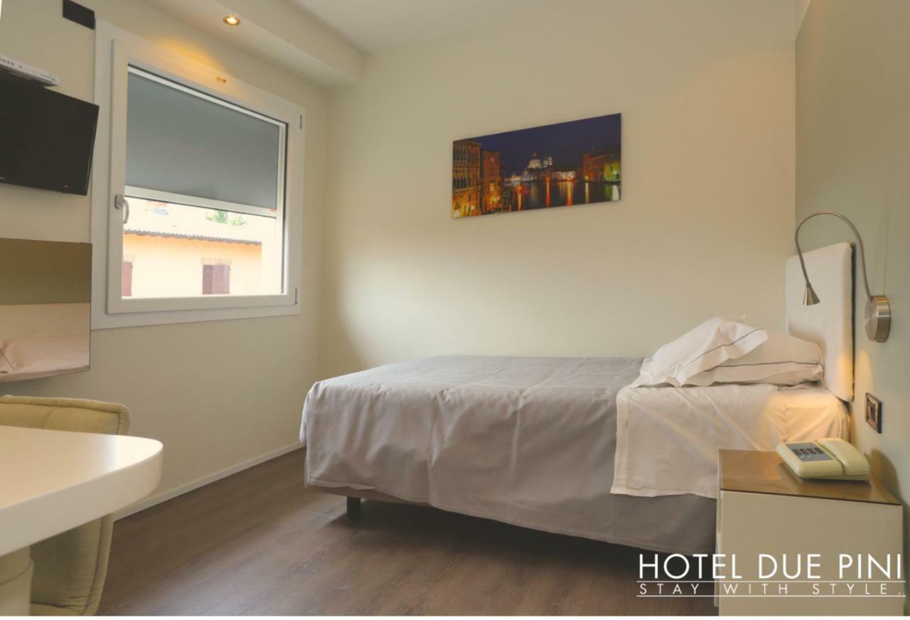 Hotel Due Pini フォルミージネ エクステリア 写真